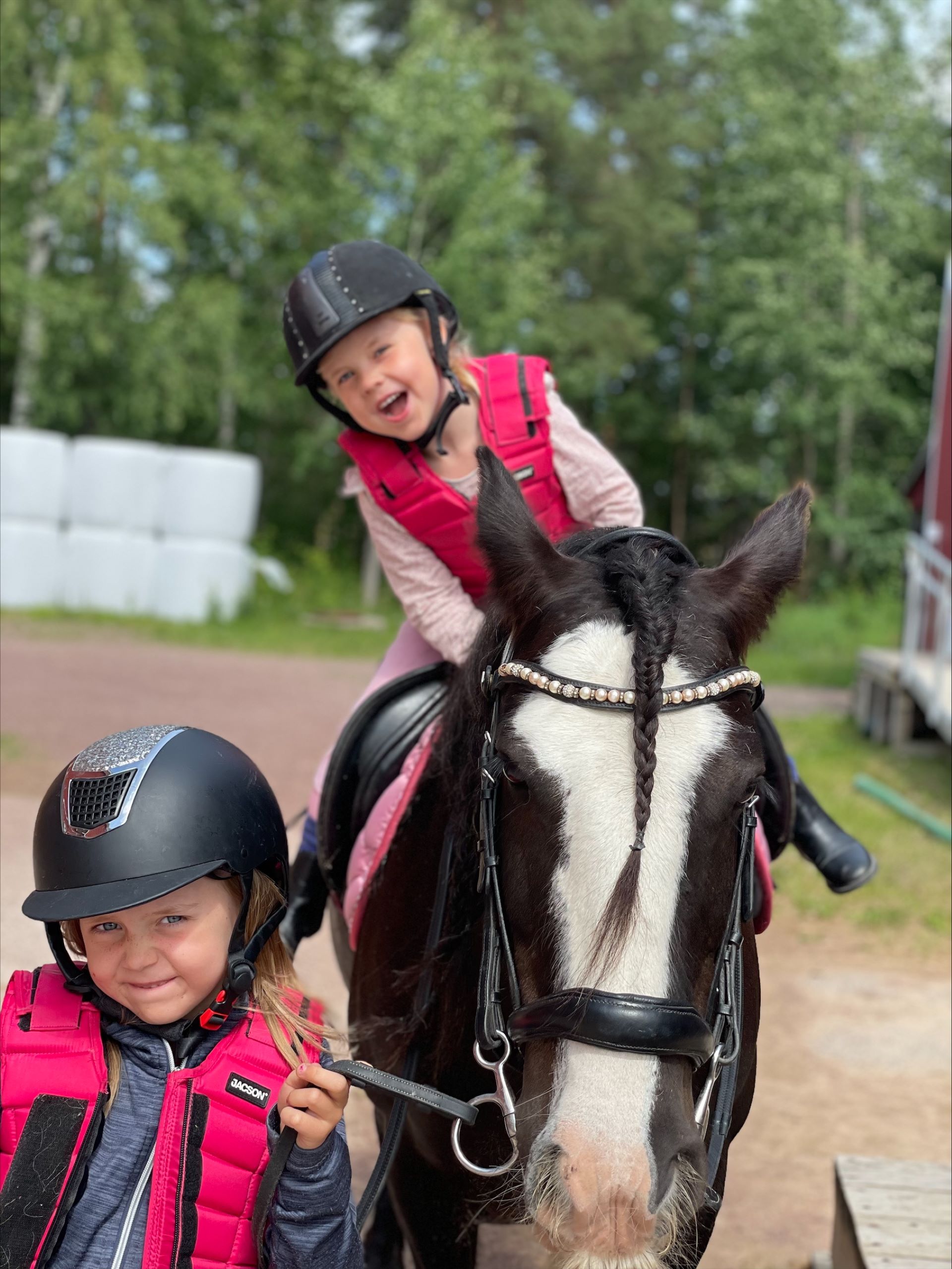 Barn och ungdomar rider på Mora Ridklubb.