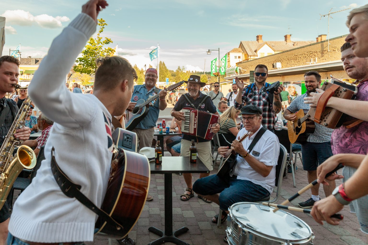 Musiker spelar på gatorna i Orsa under Orsayran.