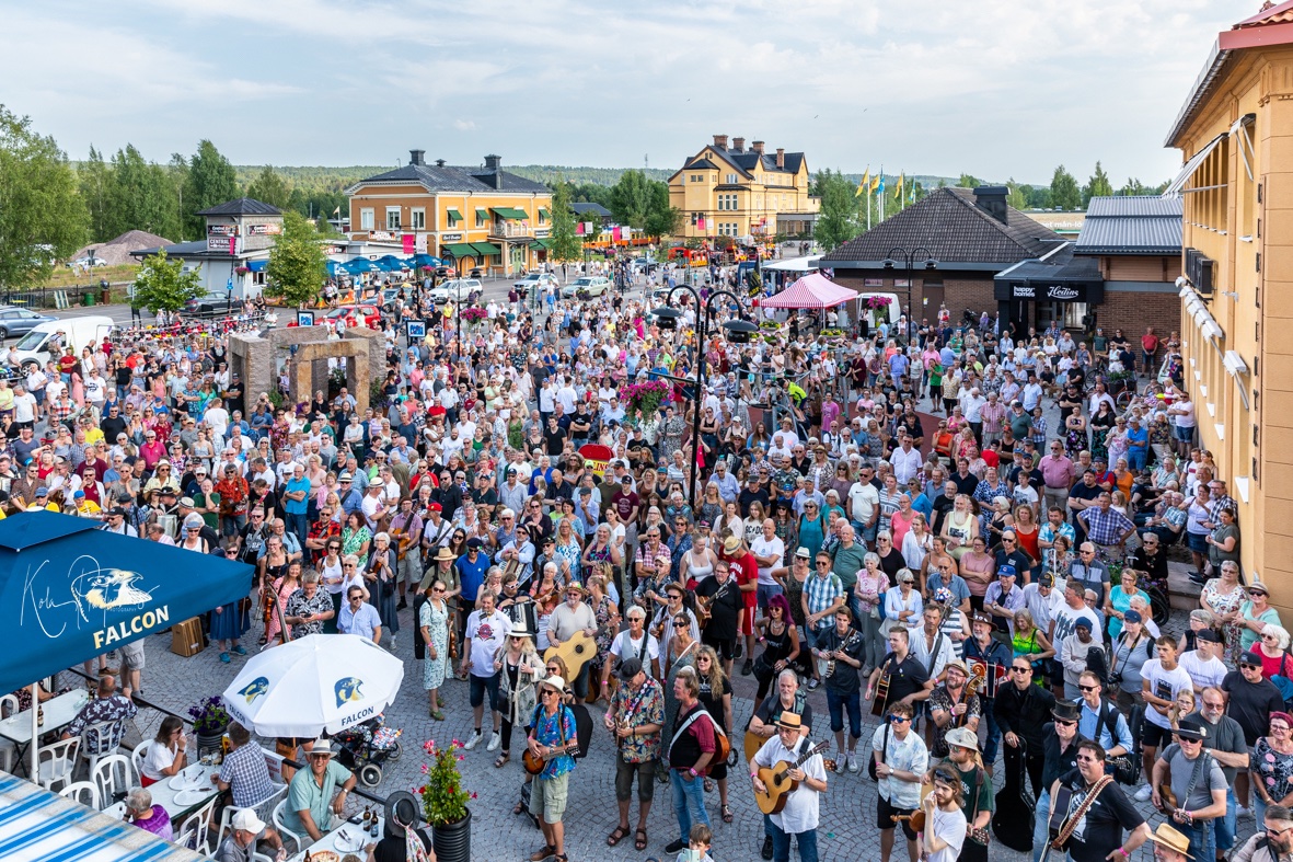 Stor folksamling i Orsa under Orsayran.