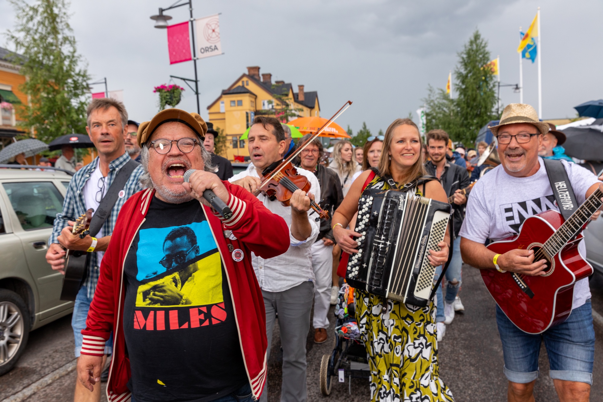 Musiker spelar på gatorna i Orsa under Orsayran.