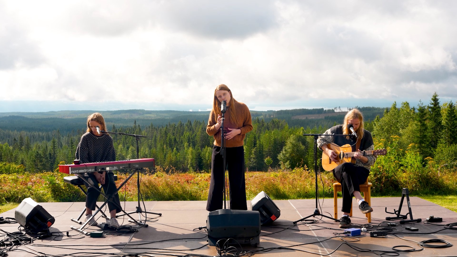 Orsa Live Sessions spelar in musik och video i naturen kring Orsa, Dalarna.