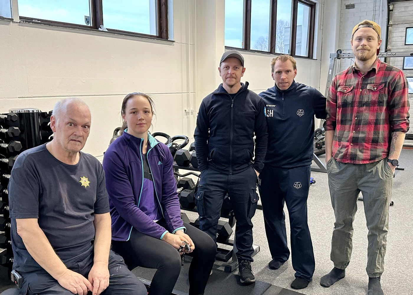 Fem brandmän på det nya gymmet på brandstationen i Gagnef.