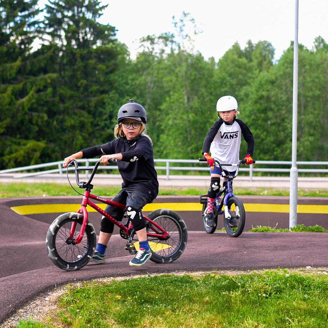 Barn som åker cykel vid pumptracken i Dala-Floda, Dalarna.